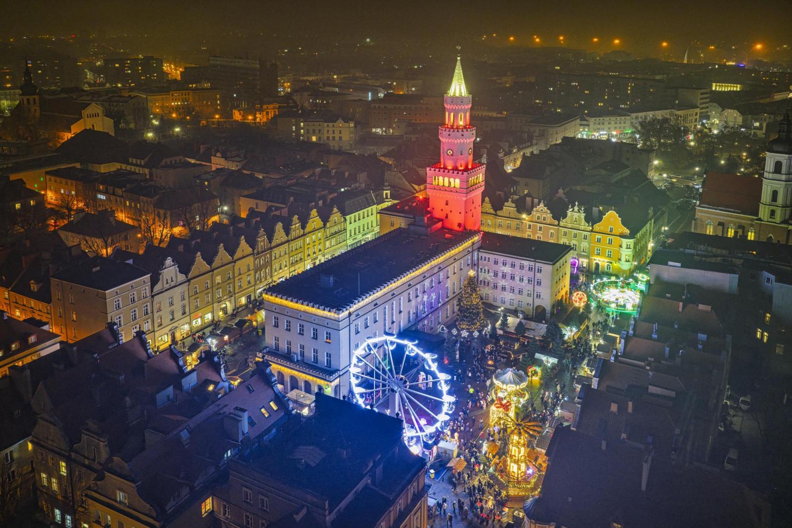 zdjęcie jarmarku bożonarodzeniowego z lotu ptaka