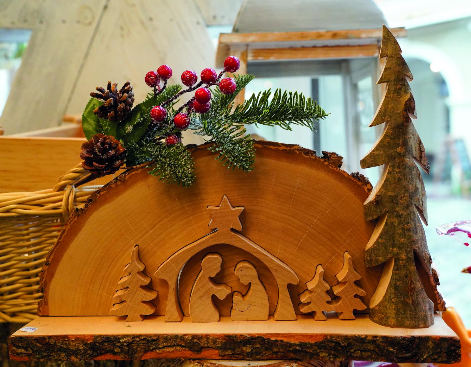 szopka wystrugana w drewnie