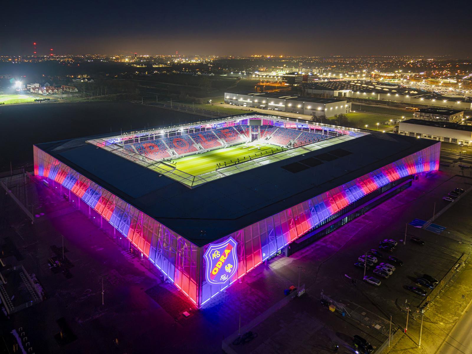 iataka arena podświetlona w barwach czerwonej i niebieskiej, zdjęcie z lotu ptaka