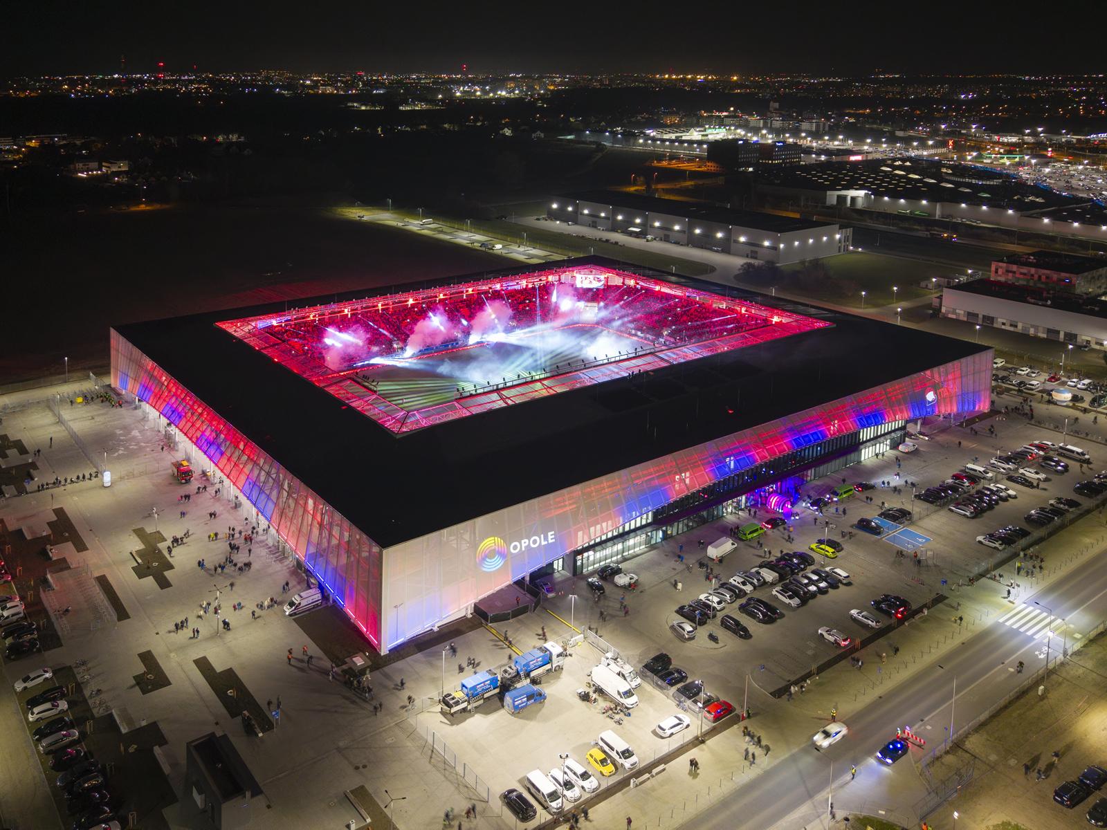 zdjęcie stadionu podświetlonego z zewnątrz