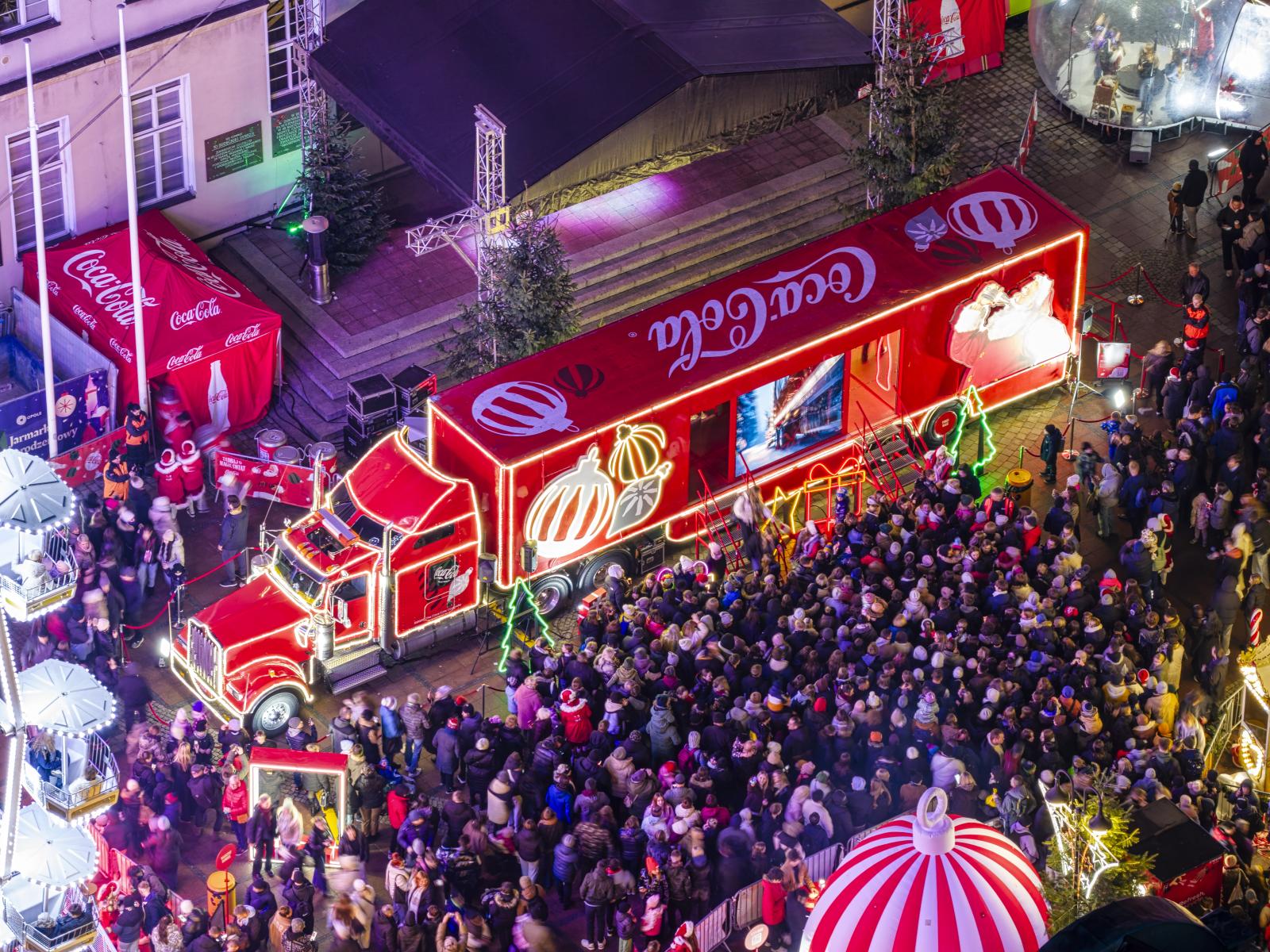 ciężarówka coca coli na opolskim jarmarku