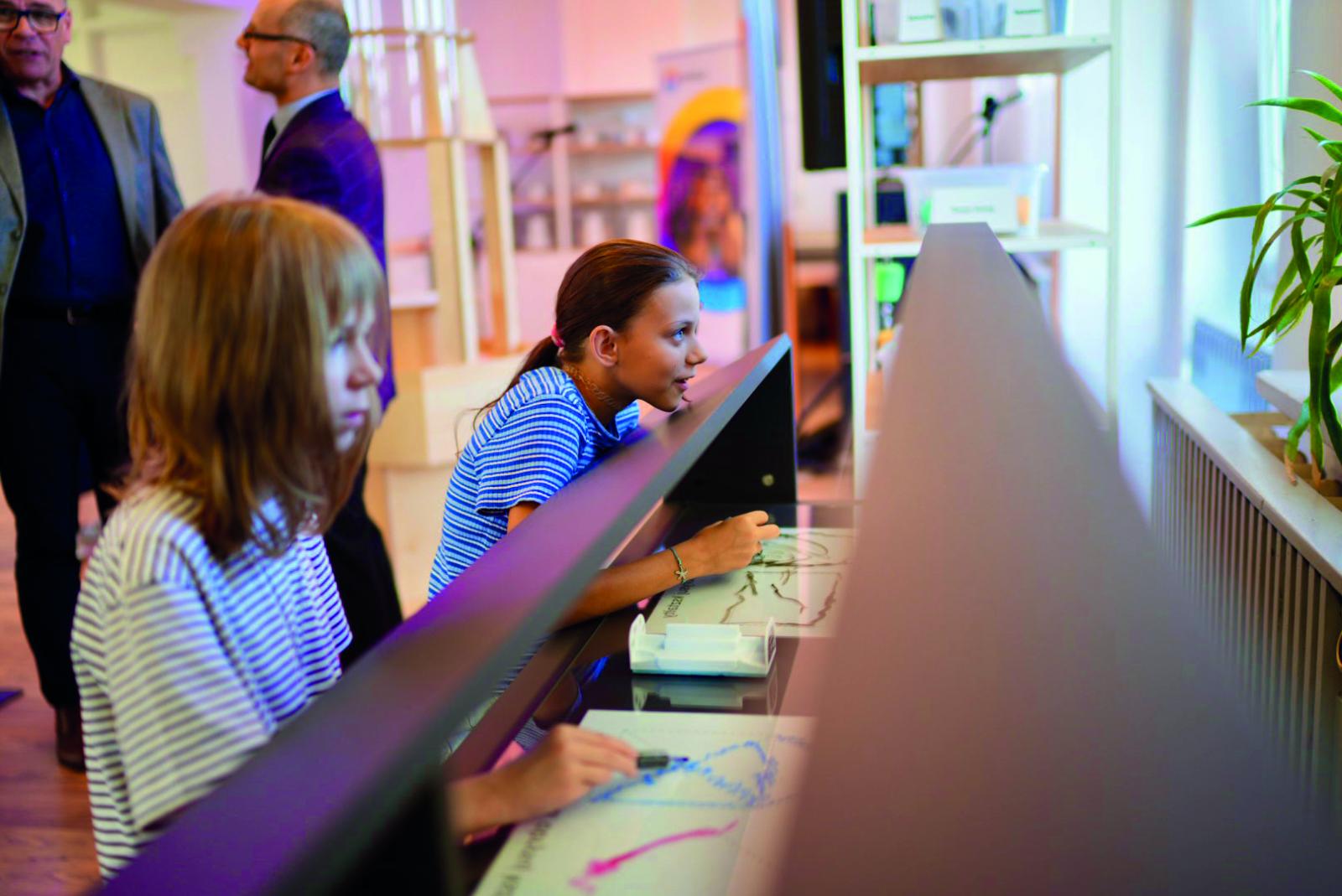 dziewczynki podczas malowania 