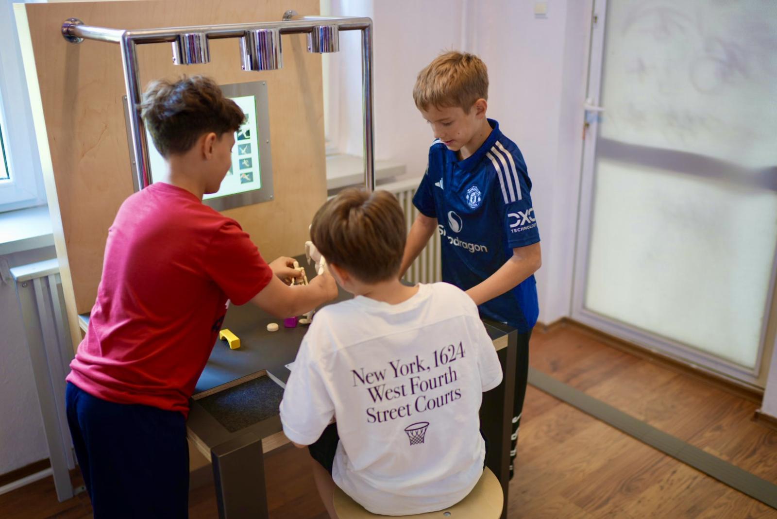 trzech chłopców podczas majsterkowania