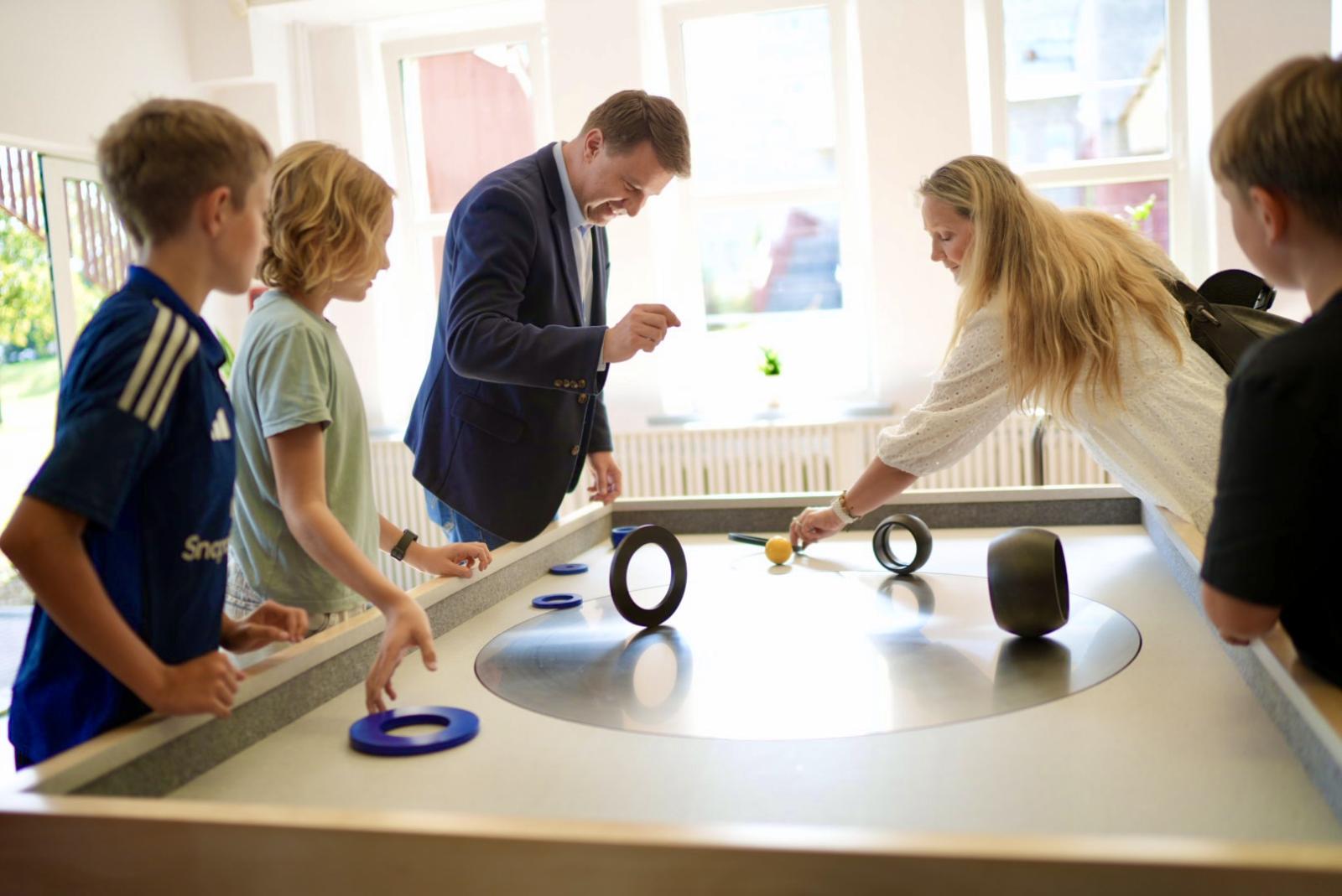 dzieci i prezydent podczas gry edukacyjnej