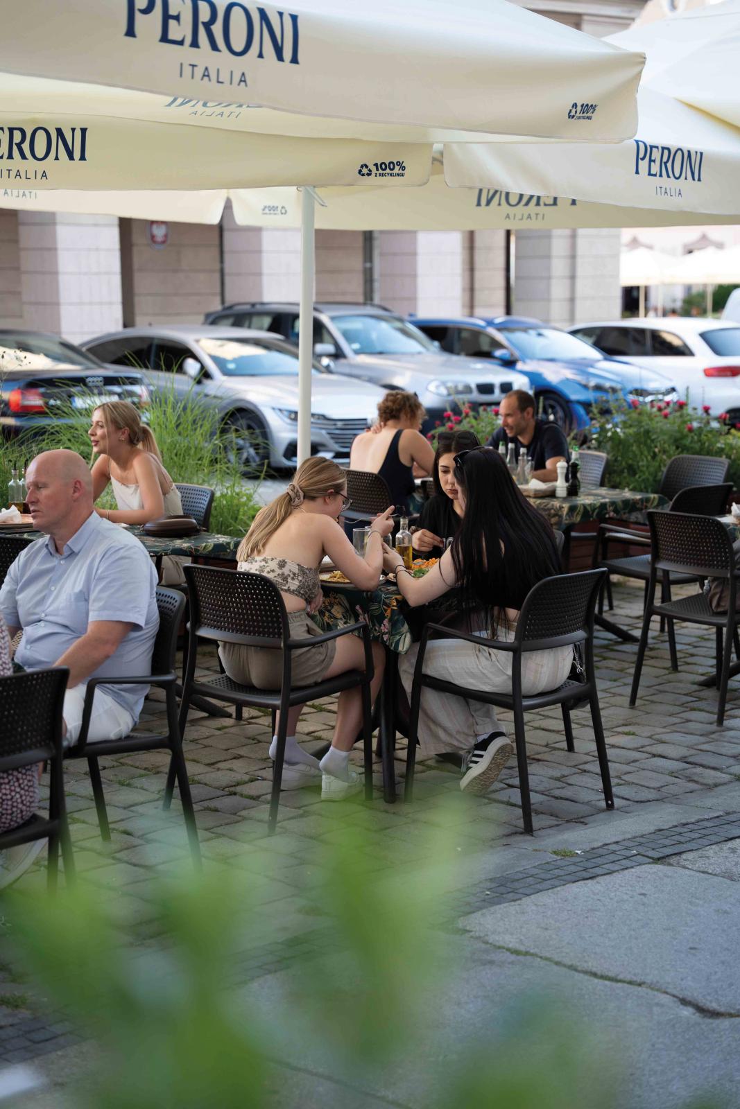 Zdjęcie przedstawiajace grupę osób przy stoliku