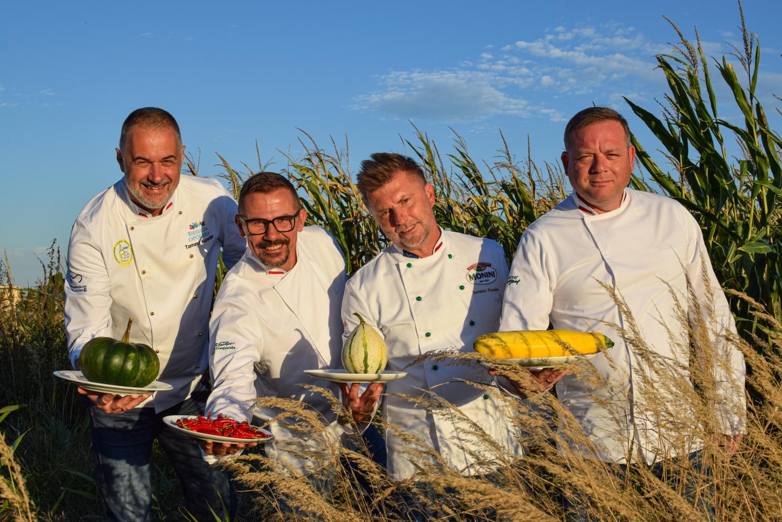 czterech mężczyzn z tacami - właściciele restauracji