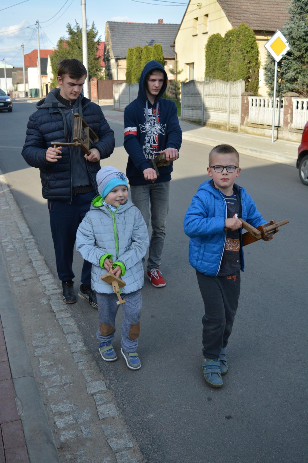 chodzenie z kołatkami