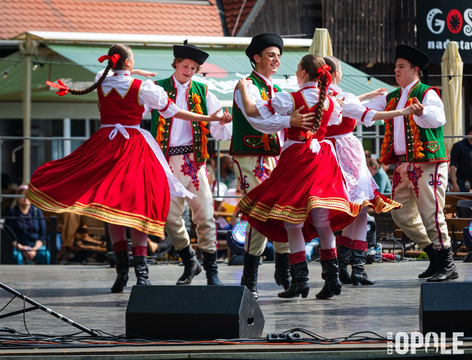 tańczący zespół w ludowych strojach