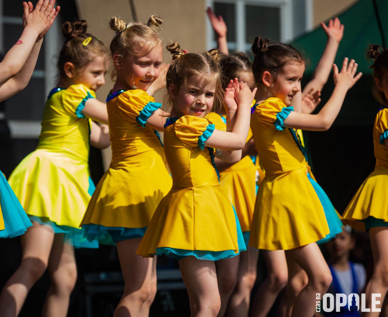 dzieci podczas występu