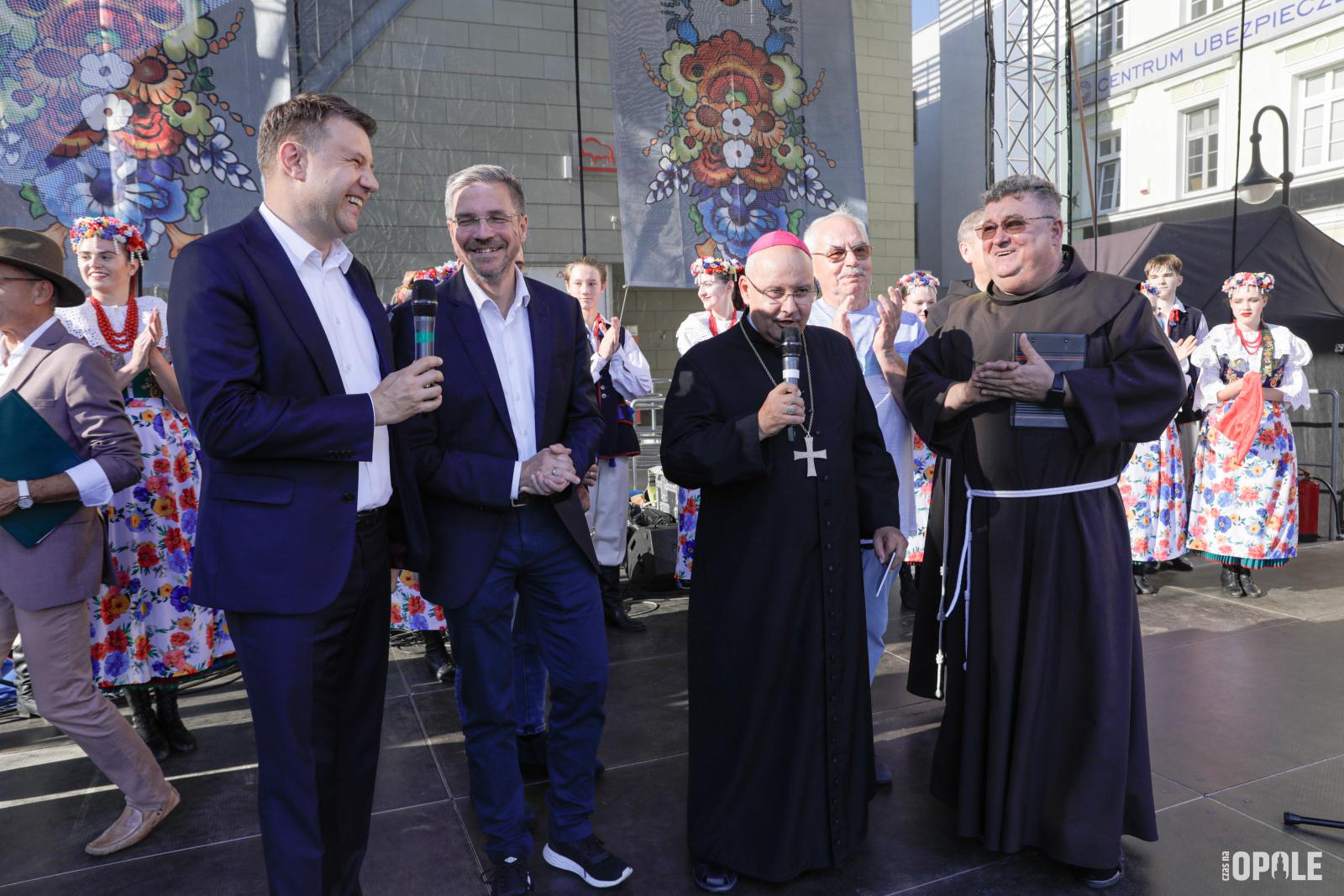 prezydent i księża na scenie