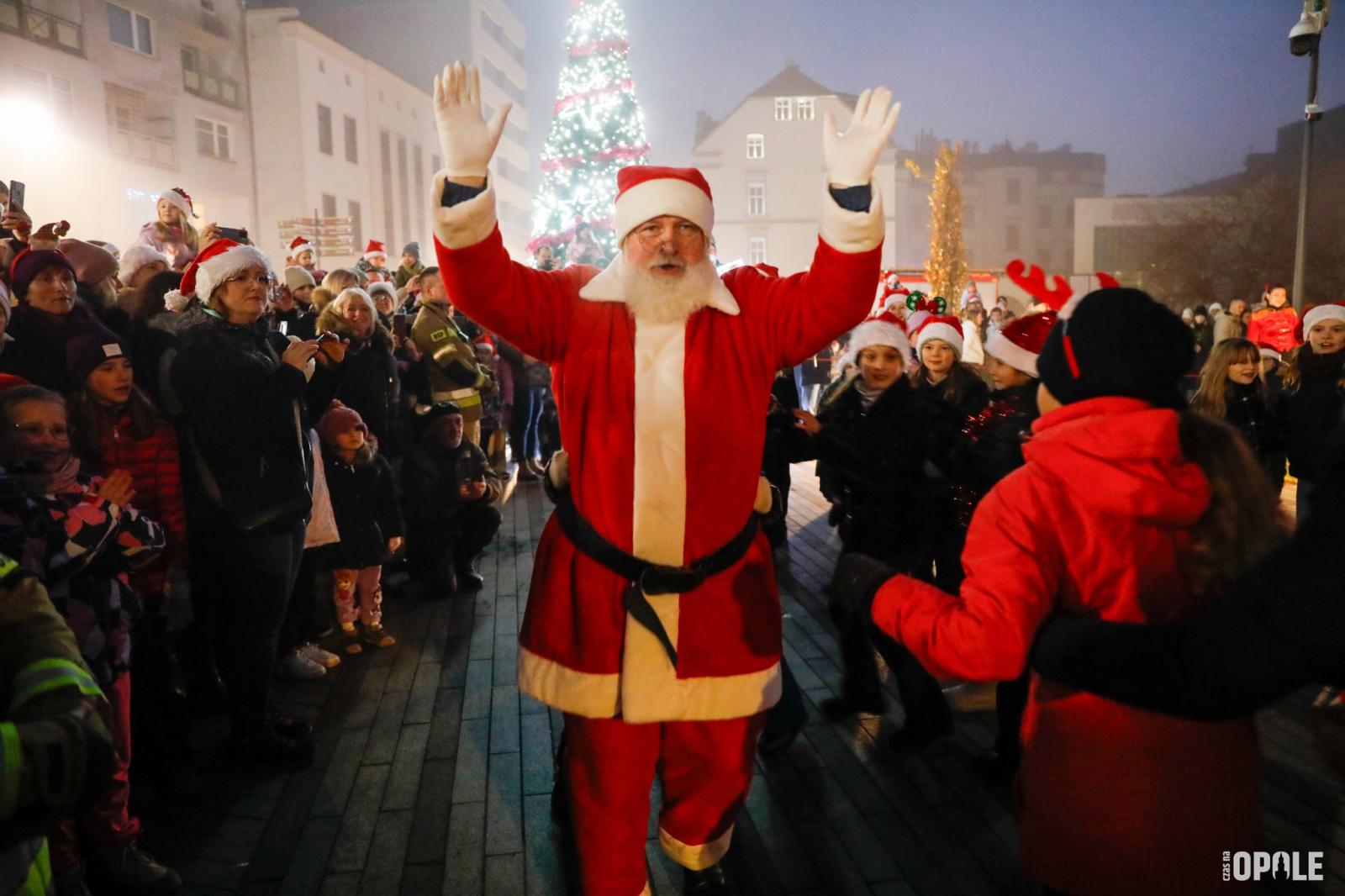 Przemarsz Marszu Mikołajów ulicą Krakowską w kierunku Rynku, Mikołaj prowadzi na czele marszu