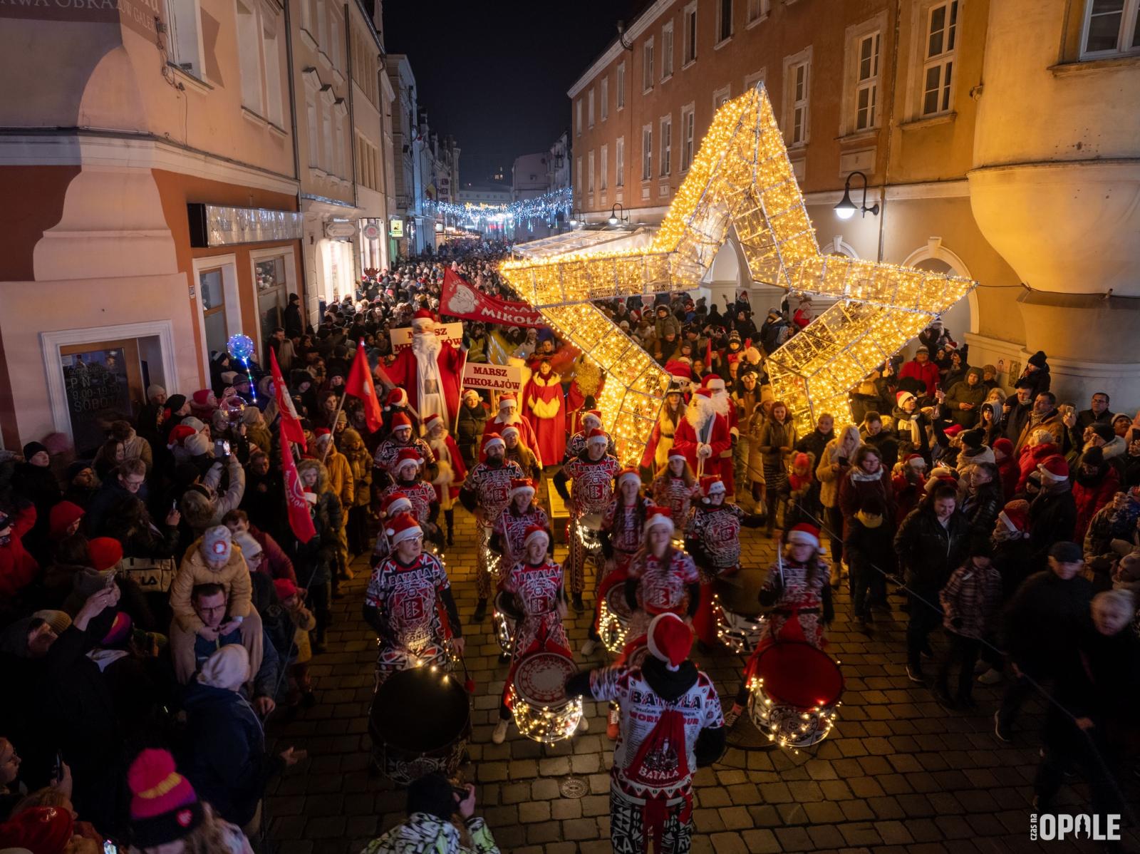 Przemarsz Mikołajów wraz z uczestnikami na Rynek