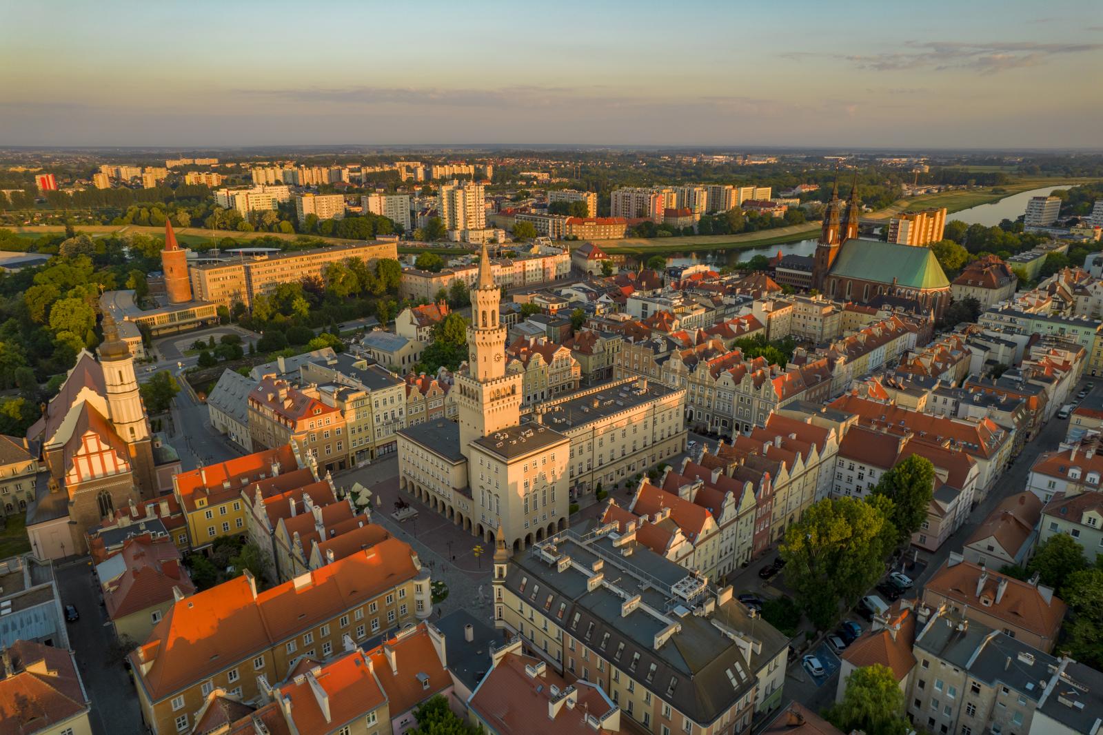 Rynek z lotu ptaka popoludniową porą
