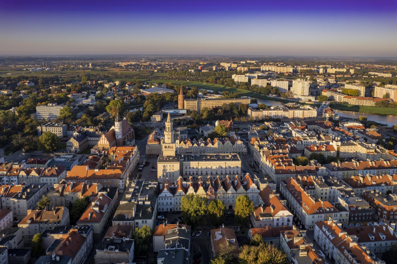 Panorama miasta Opola, widok na ratusz i kamienice na rynku