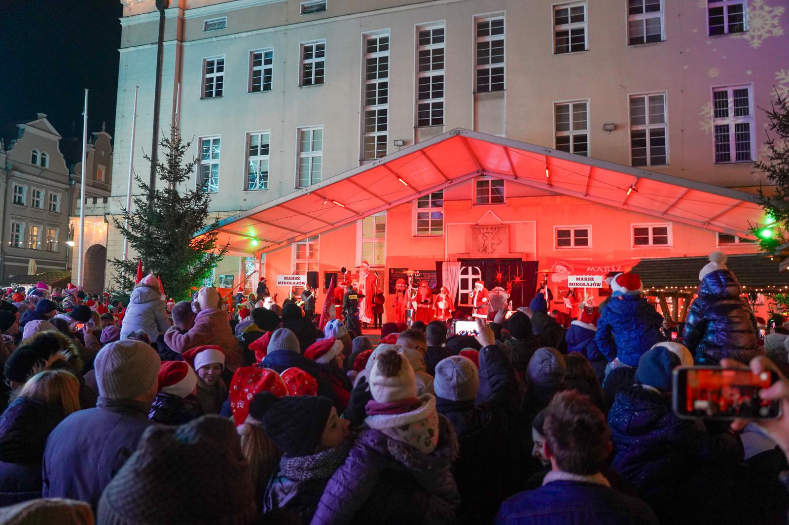 Scena na Rynku, Mikołaje, występ, publiczność zgromadzona przed sceną