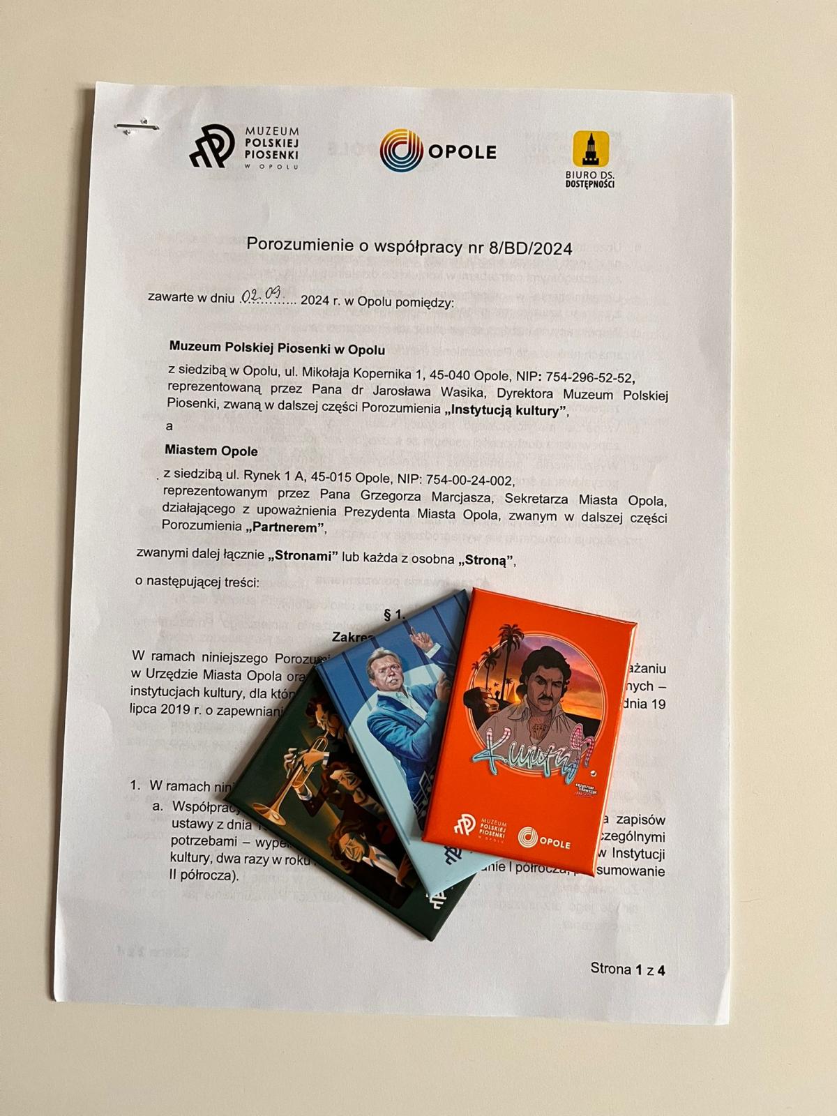 Porozumienie o współpracy, na dokumencie leżą gadżety nawiązujące do MPP
