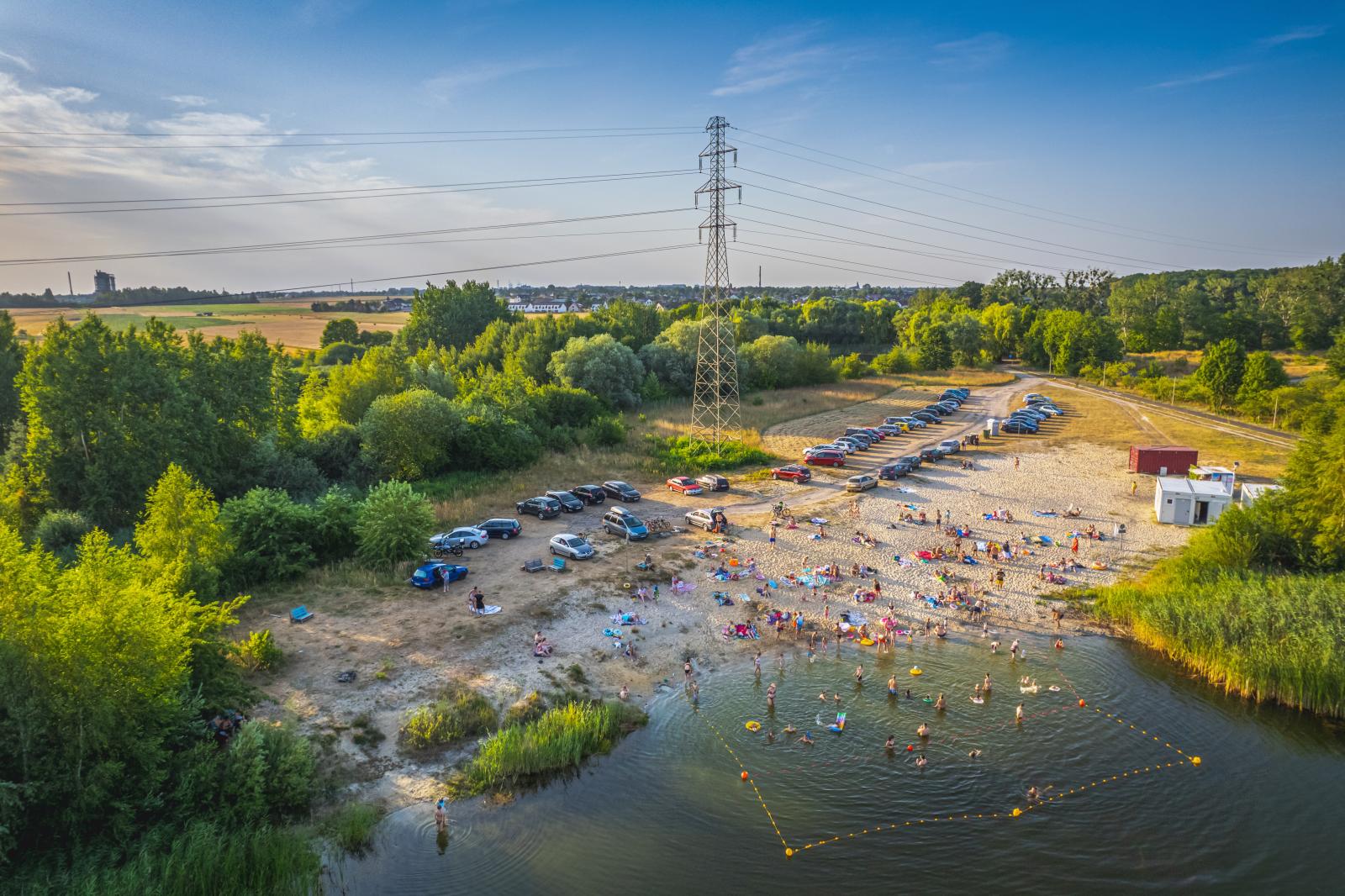Zdjęcie z lotu ptaka przedstawiające plażę i kąpiących się ludzi
