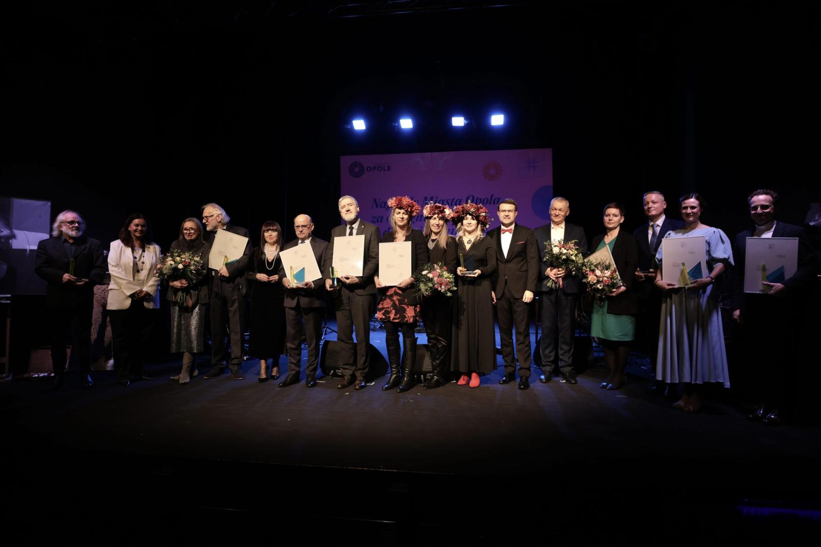 grupa ludzi na scenie, laureatów nagród w kulturze