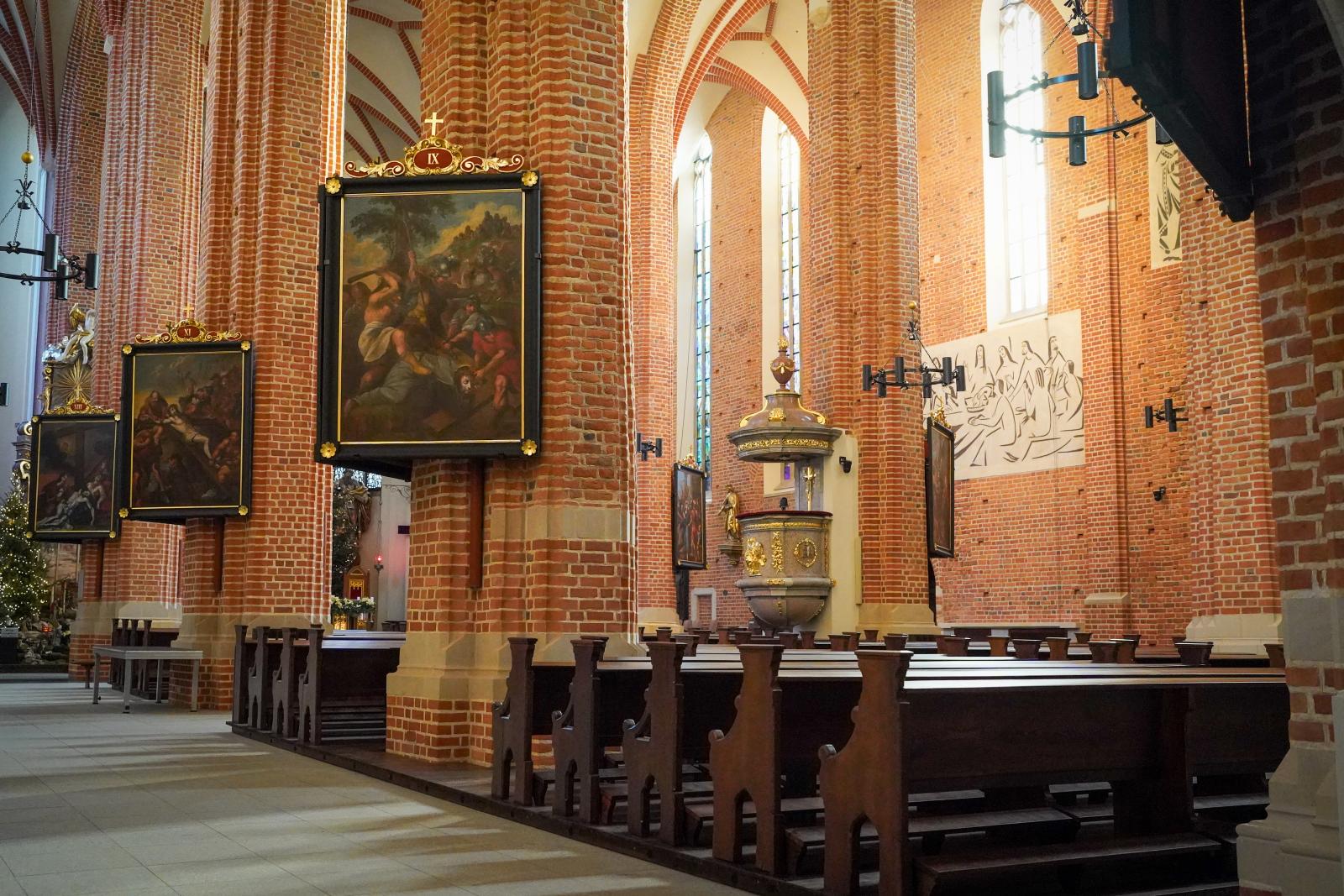 wnętrze katedry opolskiej, widok na ołtarz