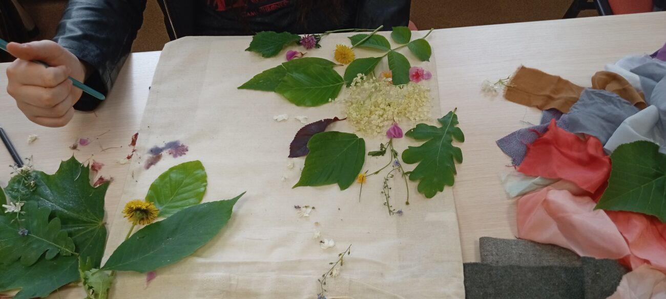 zdjęcie kwiatów na materiale podczas warsztatów