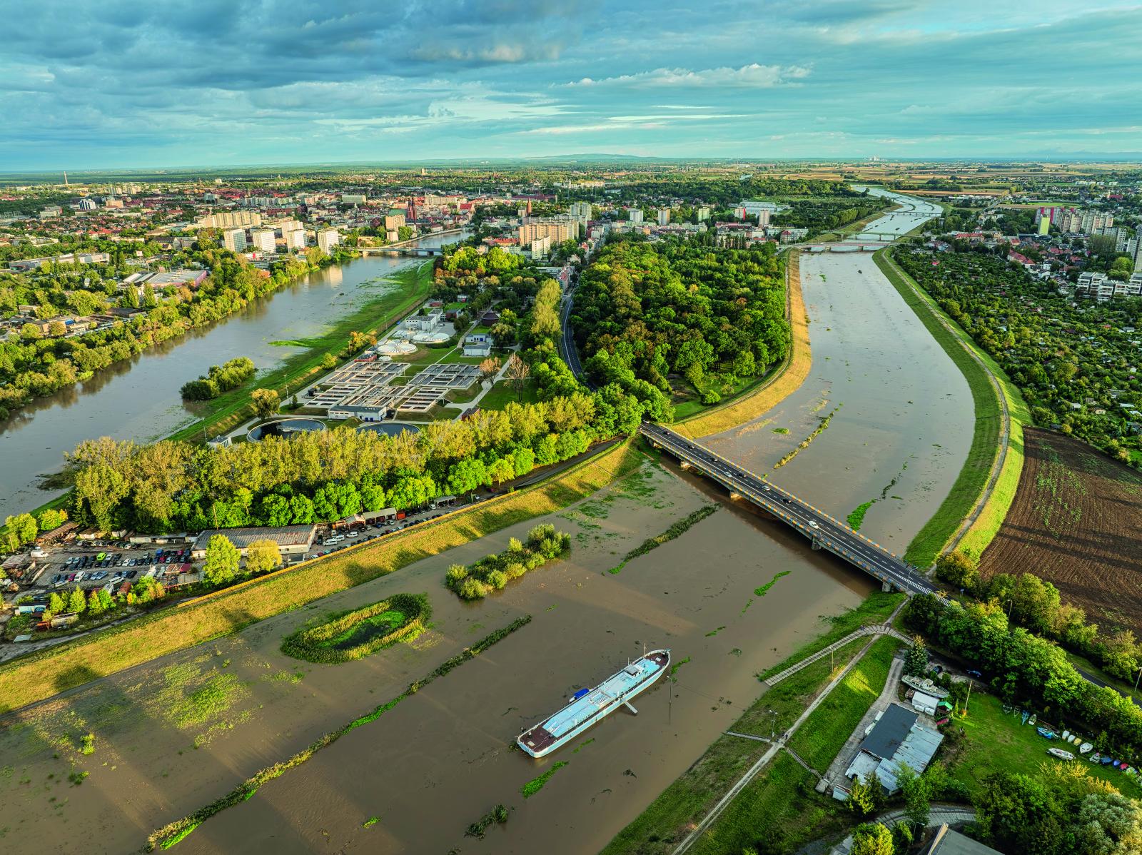 zdjęcie z lotu ptaka na Odrę i Kanał Ulgi