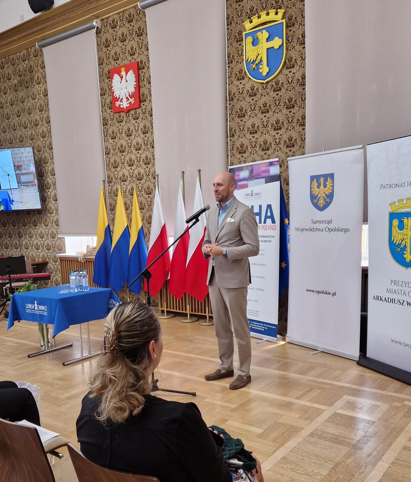na scenie przemawia do mikrofonu Pan Łukasz Sowada, Zastępca Prezydenta Miasta Opola
