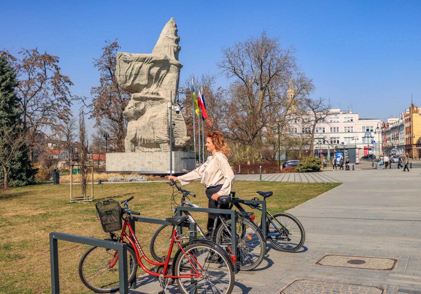 Rowerzystka na placu Wolności w Opolu