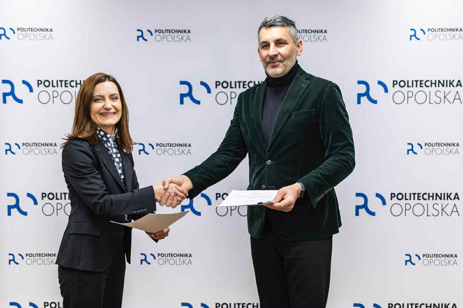 zdjęcie przedstawia uścisk dłoni