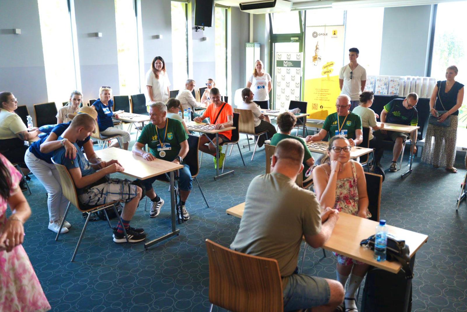 Uczestnicy przy stolikach