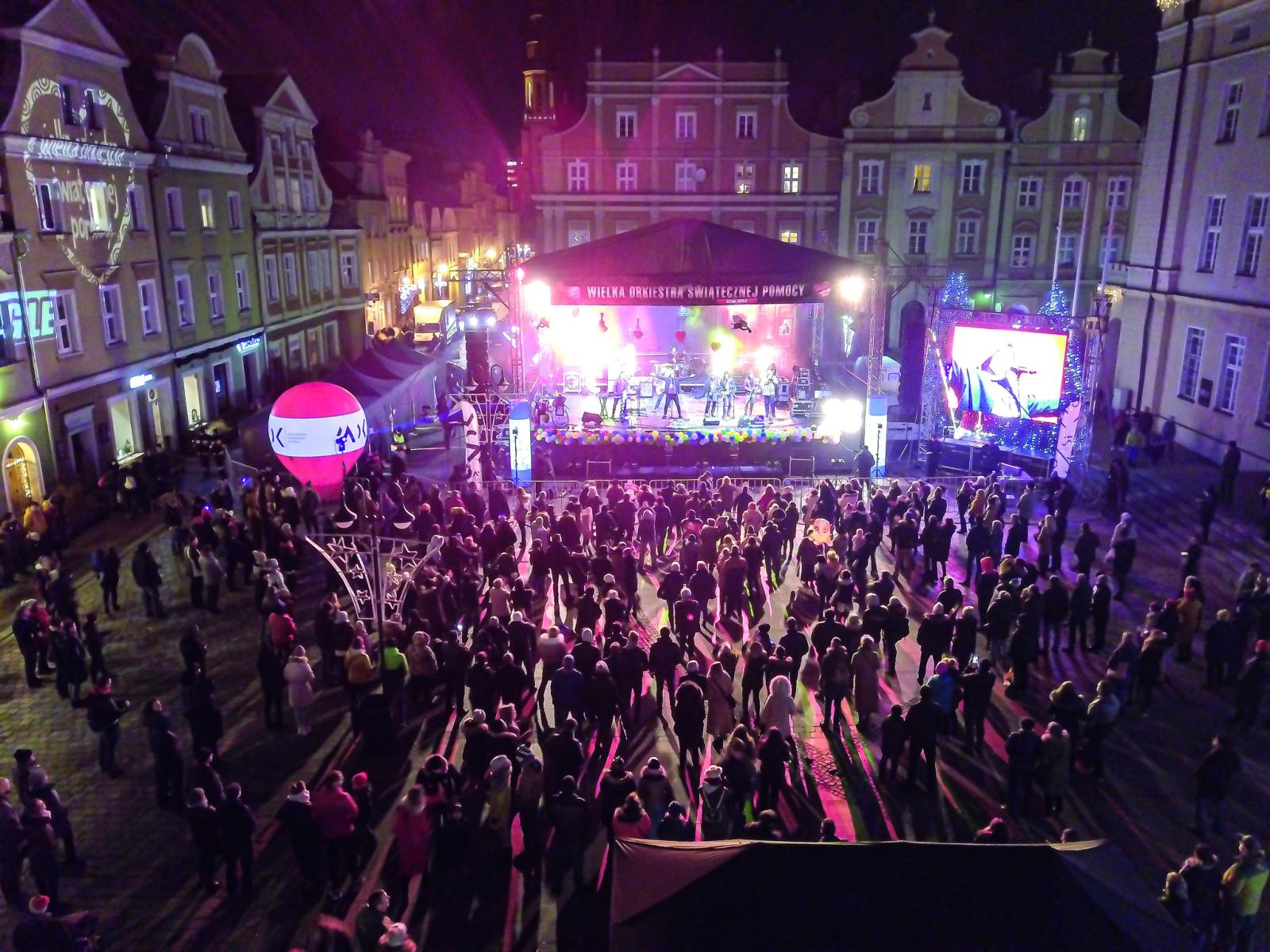 zdjecie przedstawia filnał WOŚP na Rynku w Opolu, scena i uczestnicy