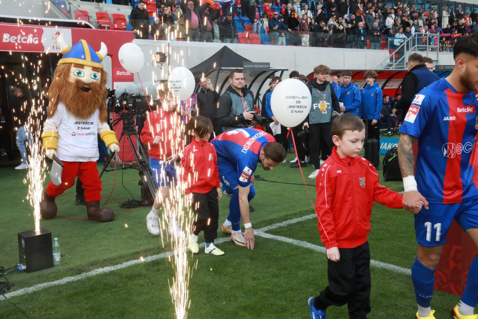 Wymarsz zawodników na murawę podaczas spotkania Odra Opole - Wisła Kraków, urodziny stadionu