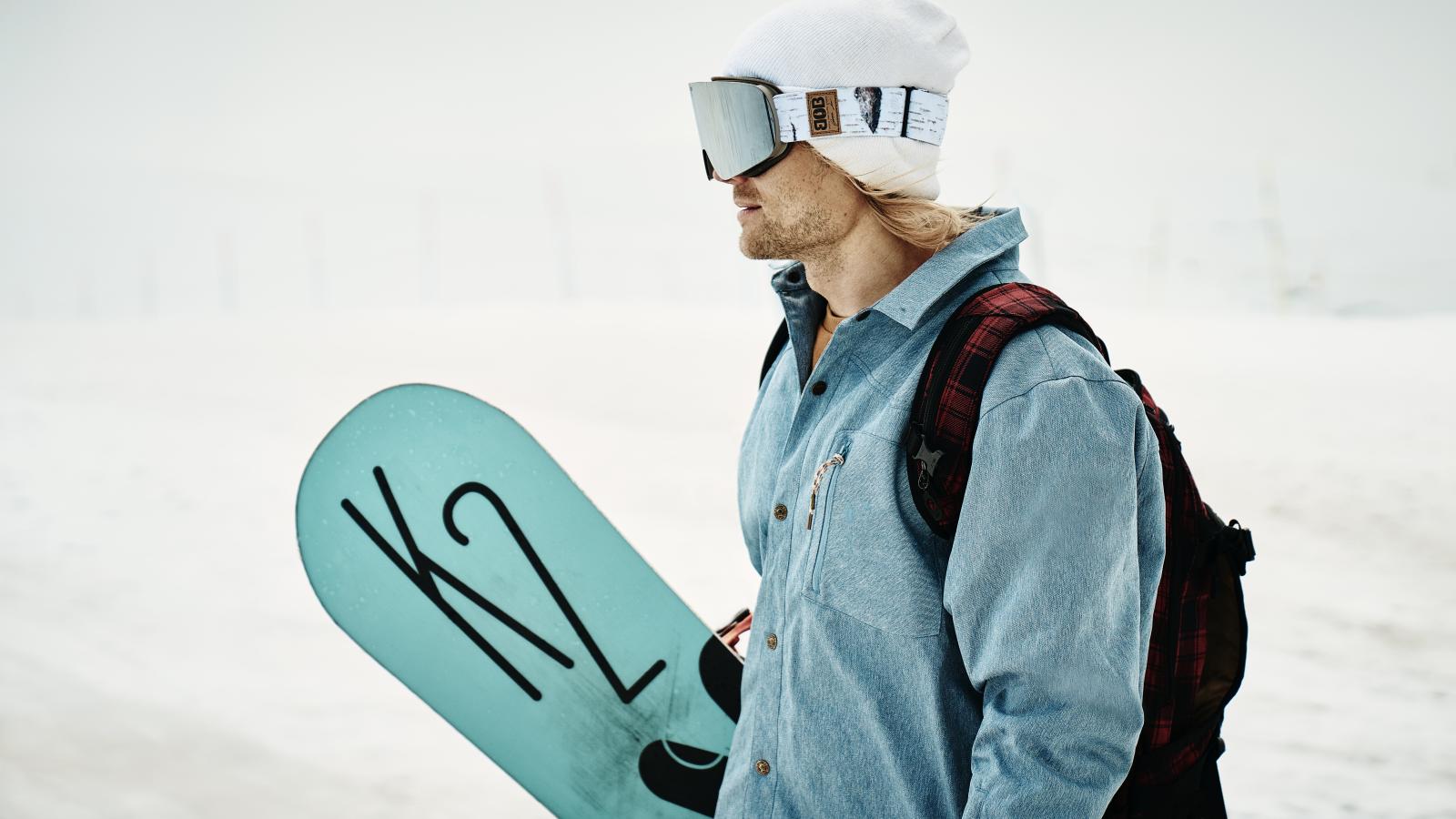 mężczyzna z deską snowbordową