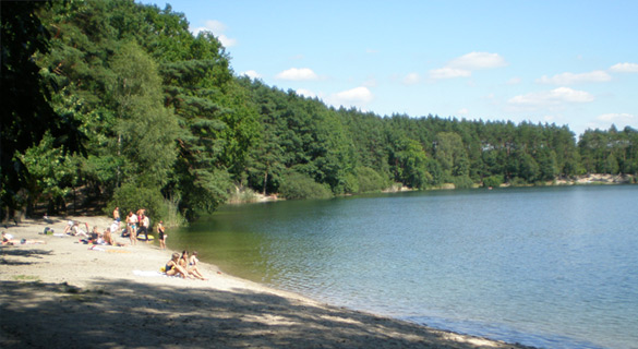 plażowicze i widok na jezioro