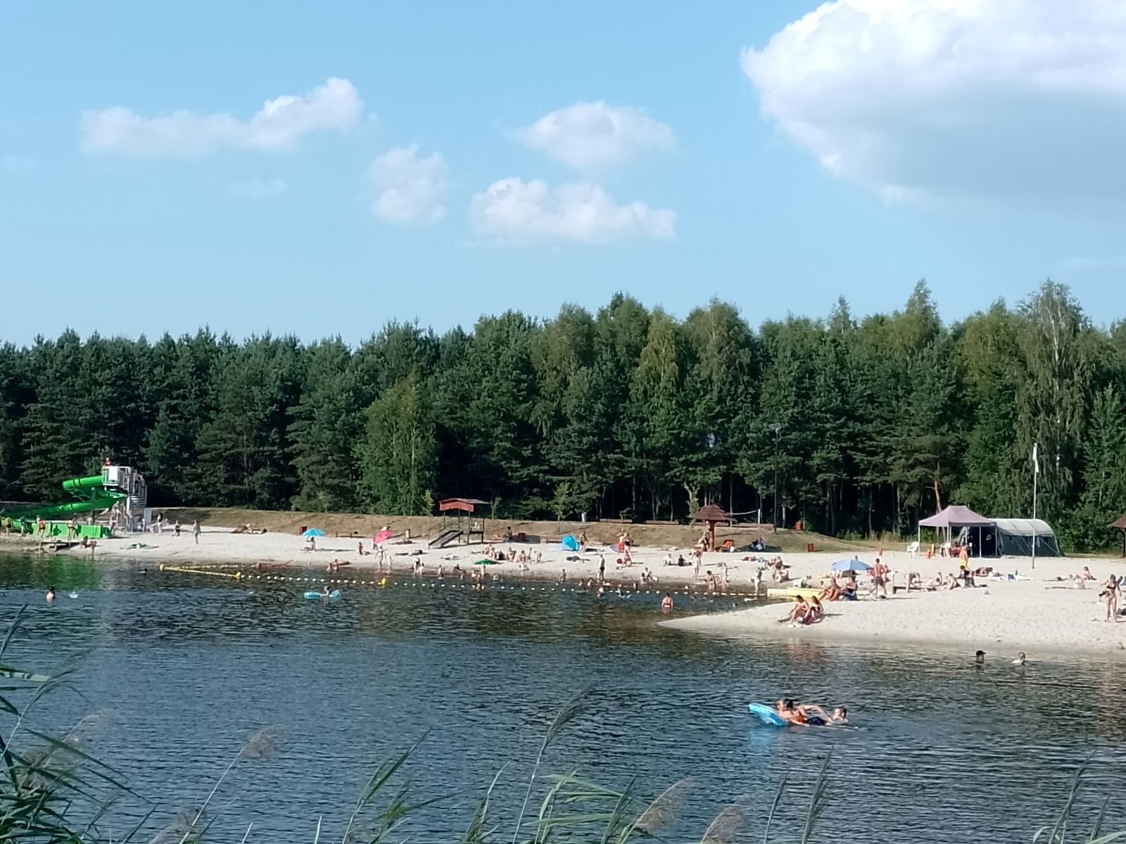 widok na plażę z perspektywy jeziora