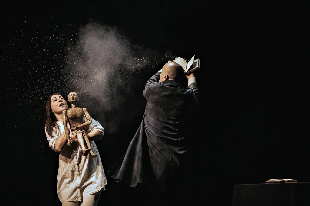 zdjęcie dwóch aktorów podczas sztuki doktor czarodziej