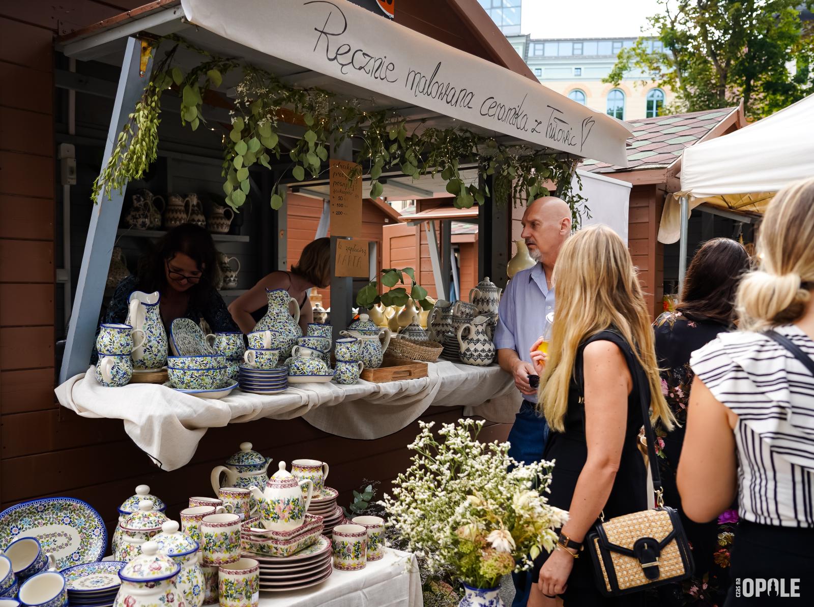 zdjęcie domku z porcelaną ręcznie malowaną z Tułowic, podczas imprezy Festiwal Smaków