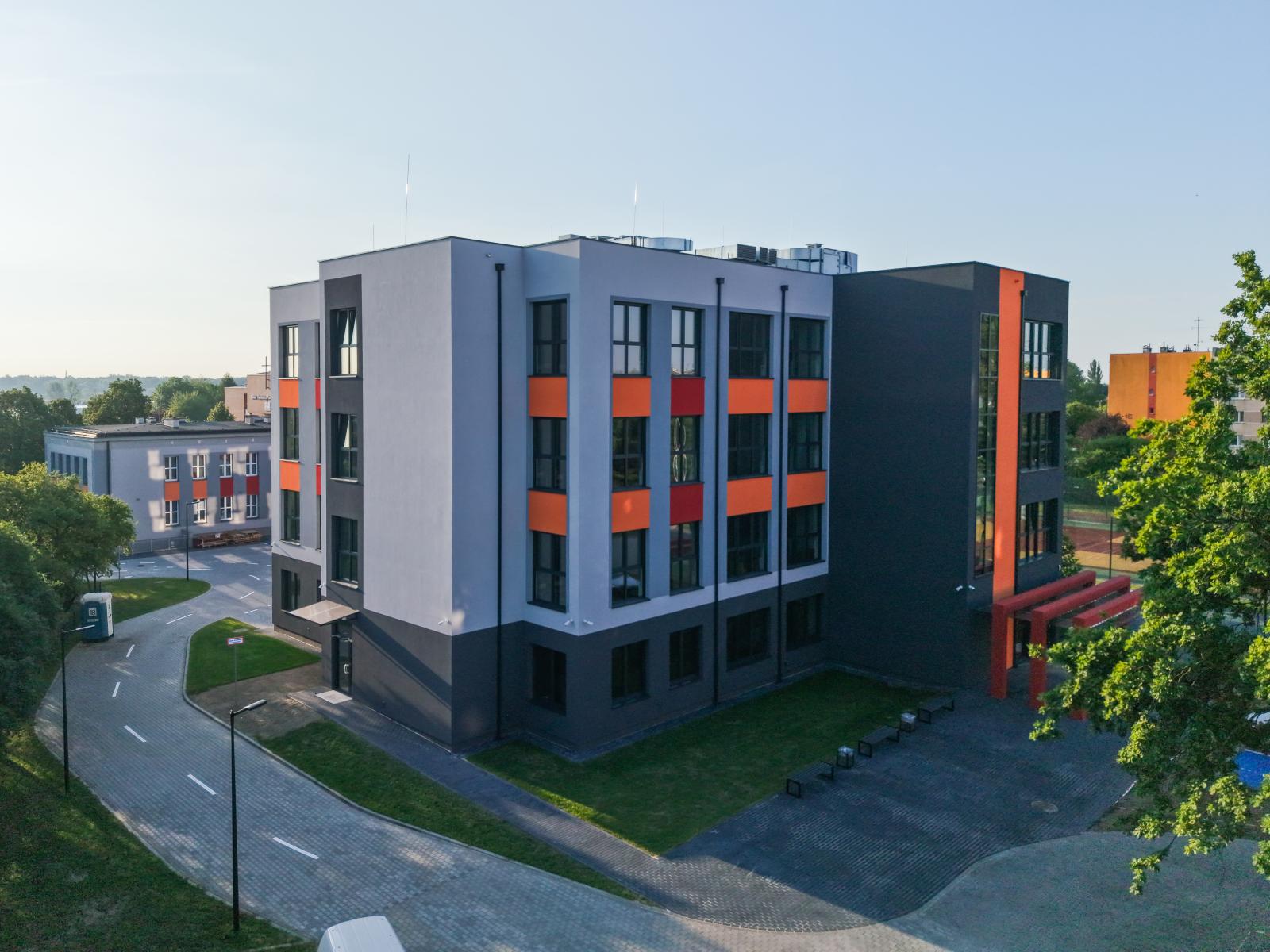 szkoła, budynek nowoczesny szaropomarańczowy