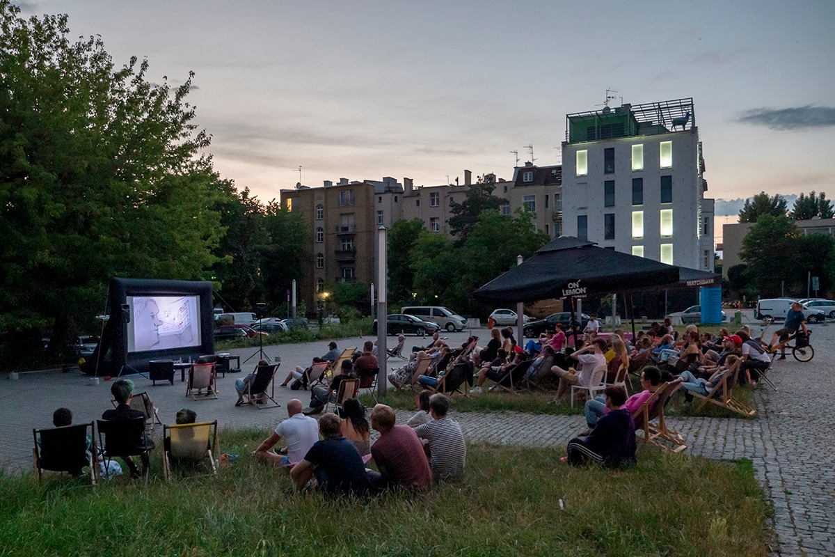 Kino plenerowe na Placu przed GSW