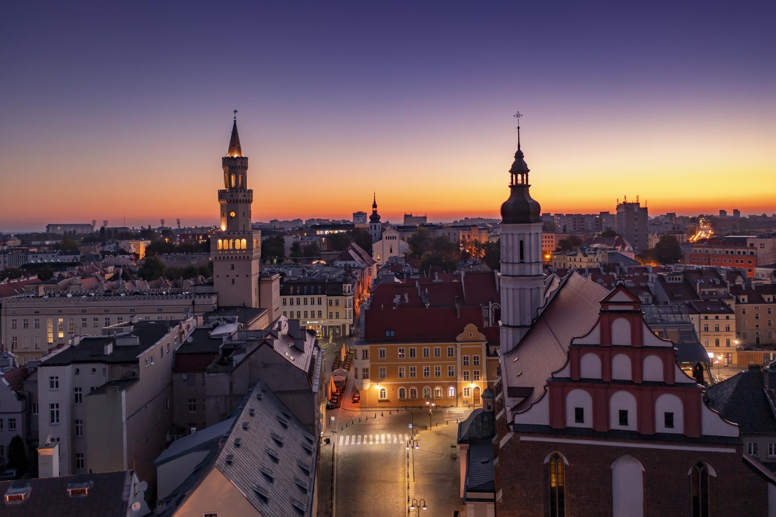 Panorama miasta Opola, widok na ratusz i kamienice na rynku