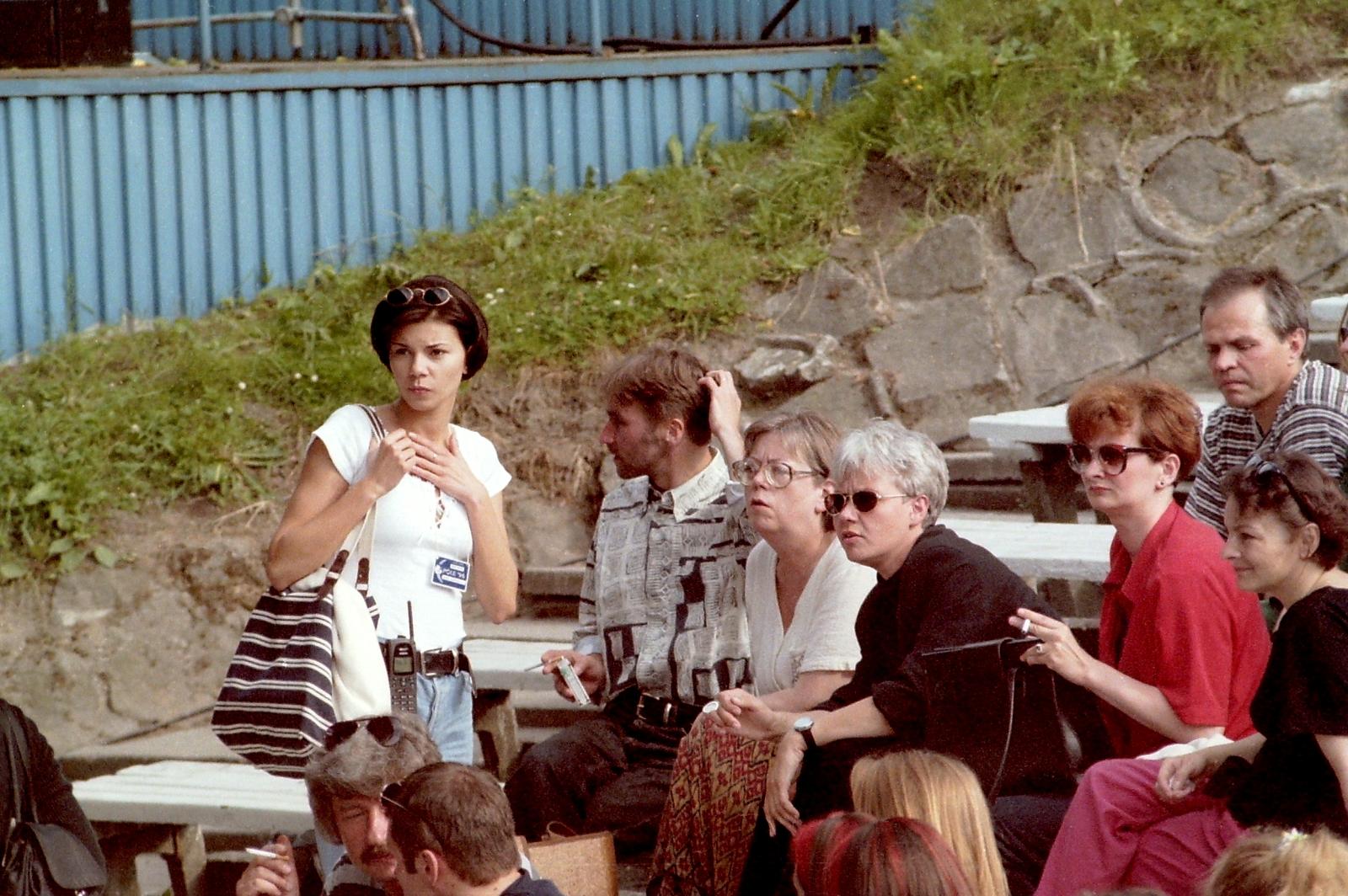 siedem osób siedzących na ławkach, pośród nich Elżbieta Zapendowska oraz Edyta Górniak