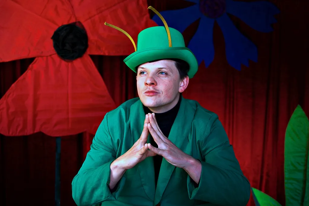 spektakl gąsienica Matylda - zdjęcie mężczyzny w kapeluszu z czółkami