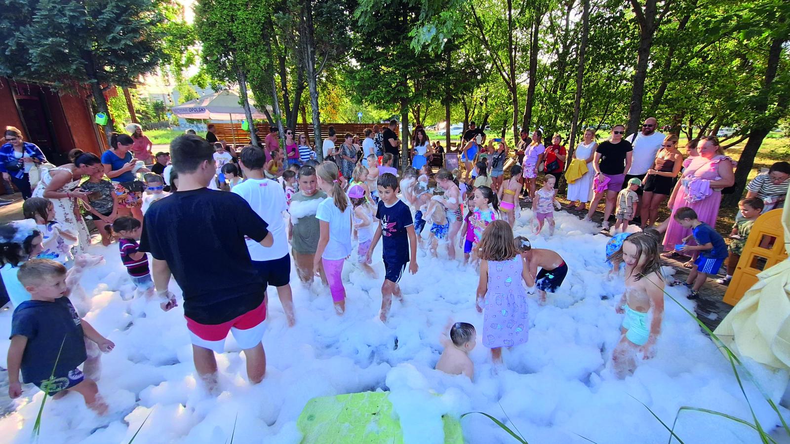 dzieci bawią się w pianie
