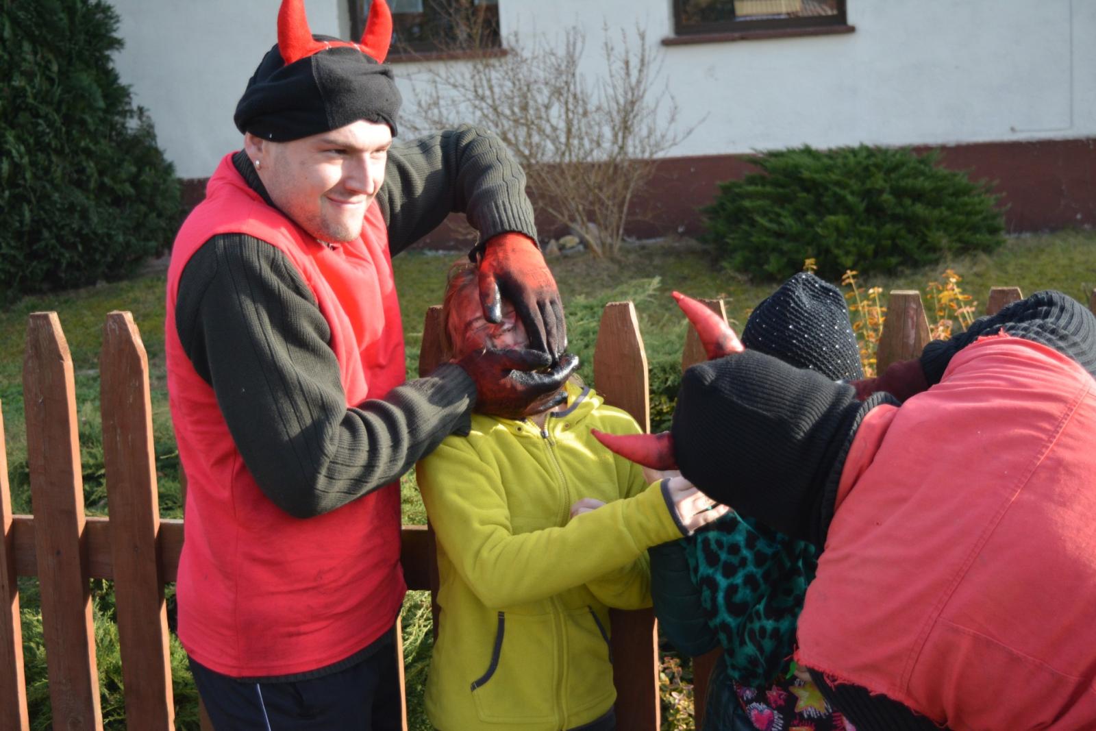 wodzenie niedźwiedzia, diabełki
