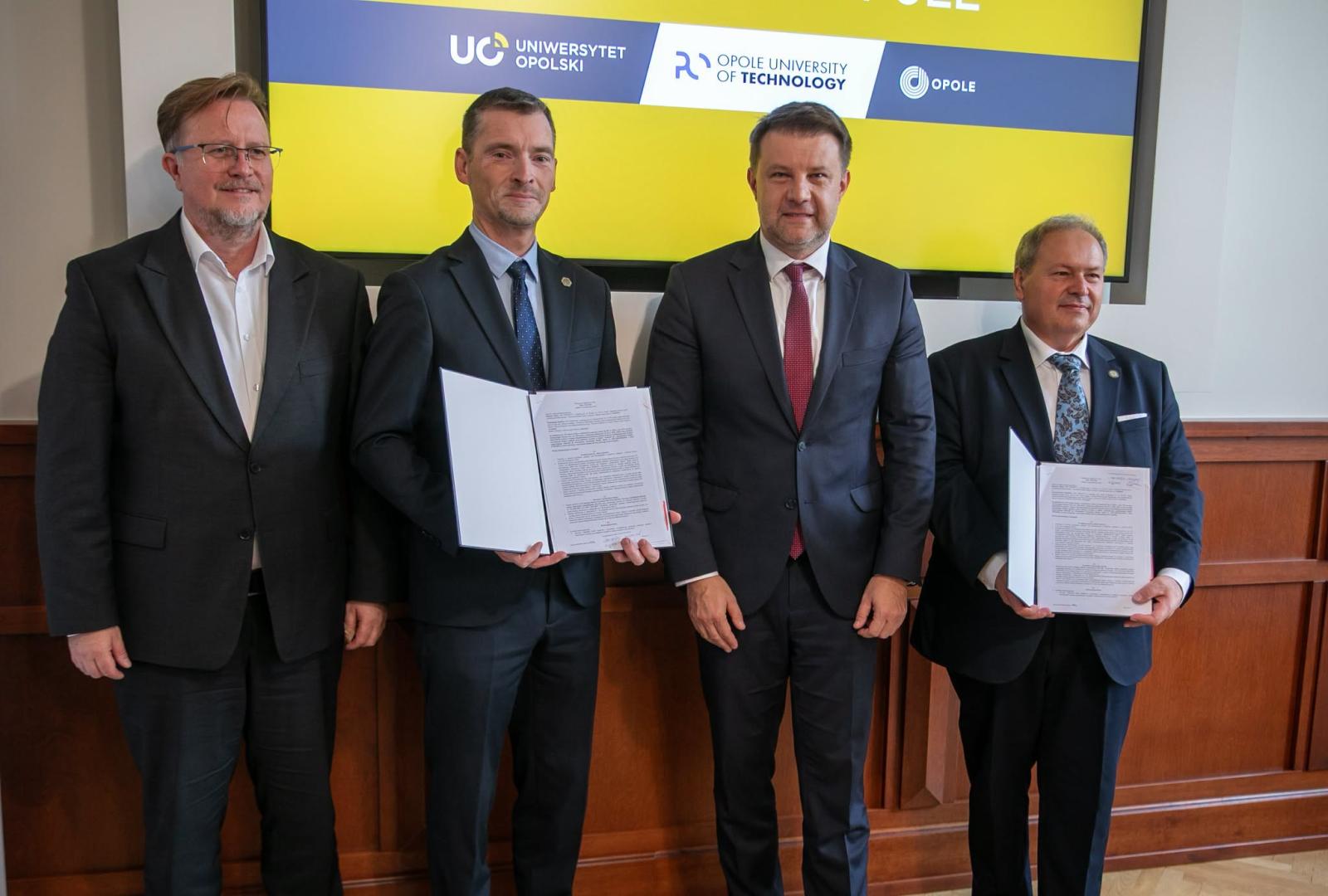 Zdjęcie przedstawia czterech mężczyn. Prezydenta Miasta Opola oraz przedstawicieli władz uczelni wyższych w Opolu. 