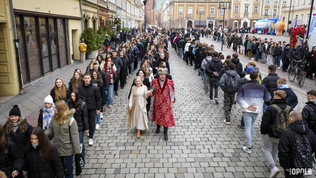 maturzyści tańczą poloneza na Rynku