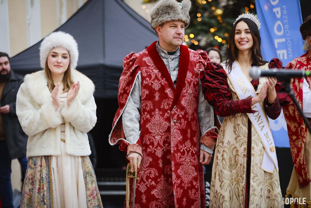 uczestnicy wydarzeni na scenie