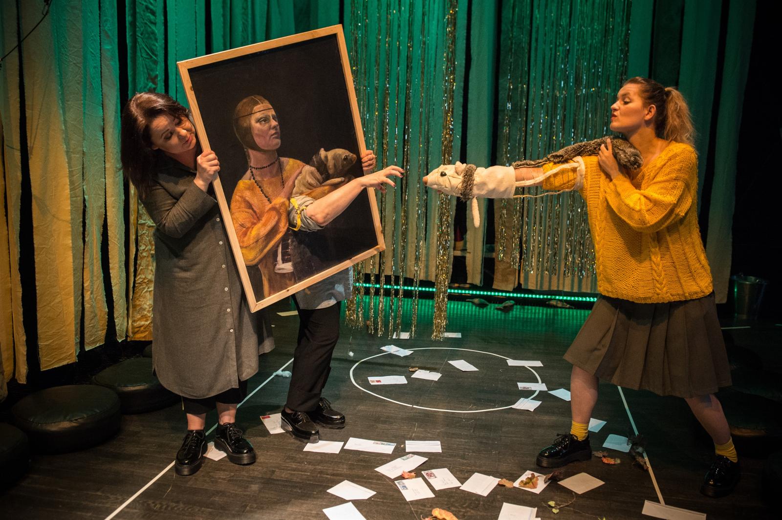 Zdjęcie ze spektaklu "Tchórzofretka" w Opolskim Teatrze Lalki i Aktora, fot. Grzegorz Gajos