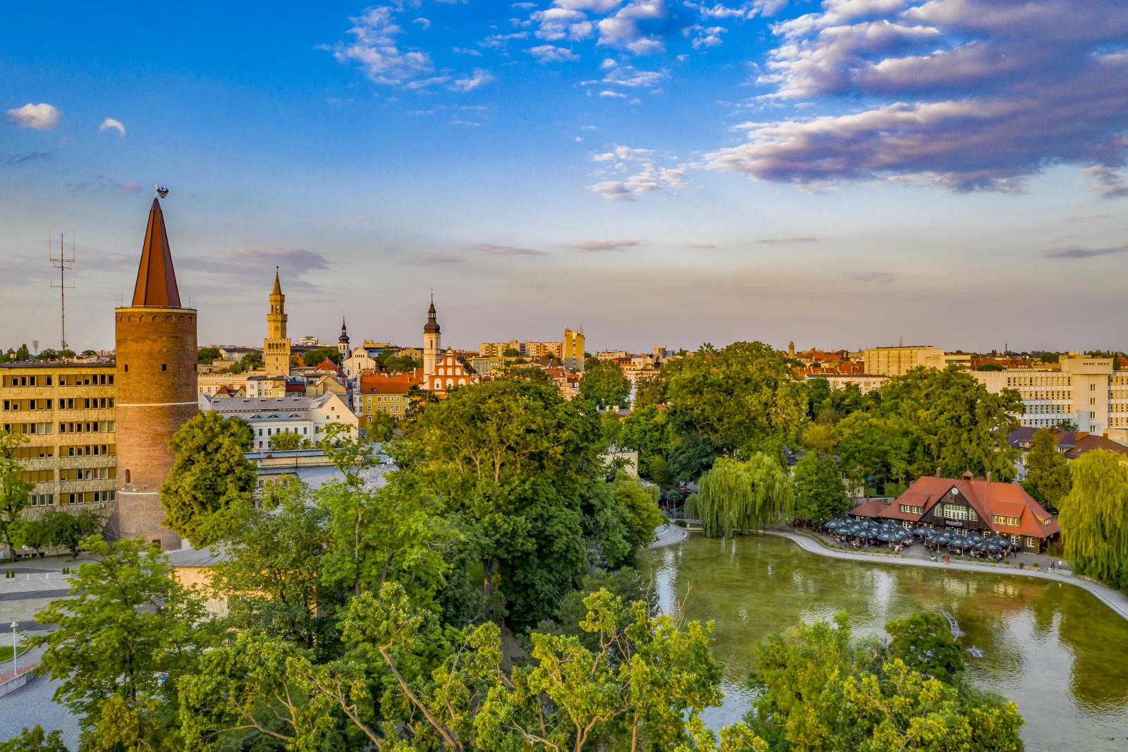 Zdjęcie przedstawia panoramę Opola, widok na Wieżę Piastowską