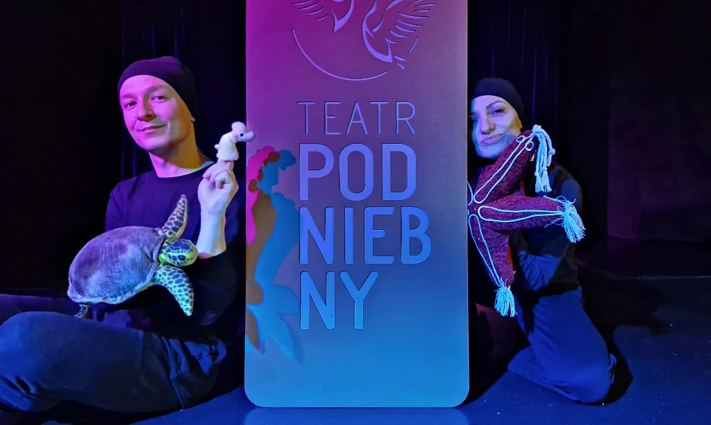 zdjęcie ze spektaklu Tqam i z powrotem, dwóch aktorów, aktor z żółwiem, aktorka z rozgwiazdą