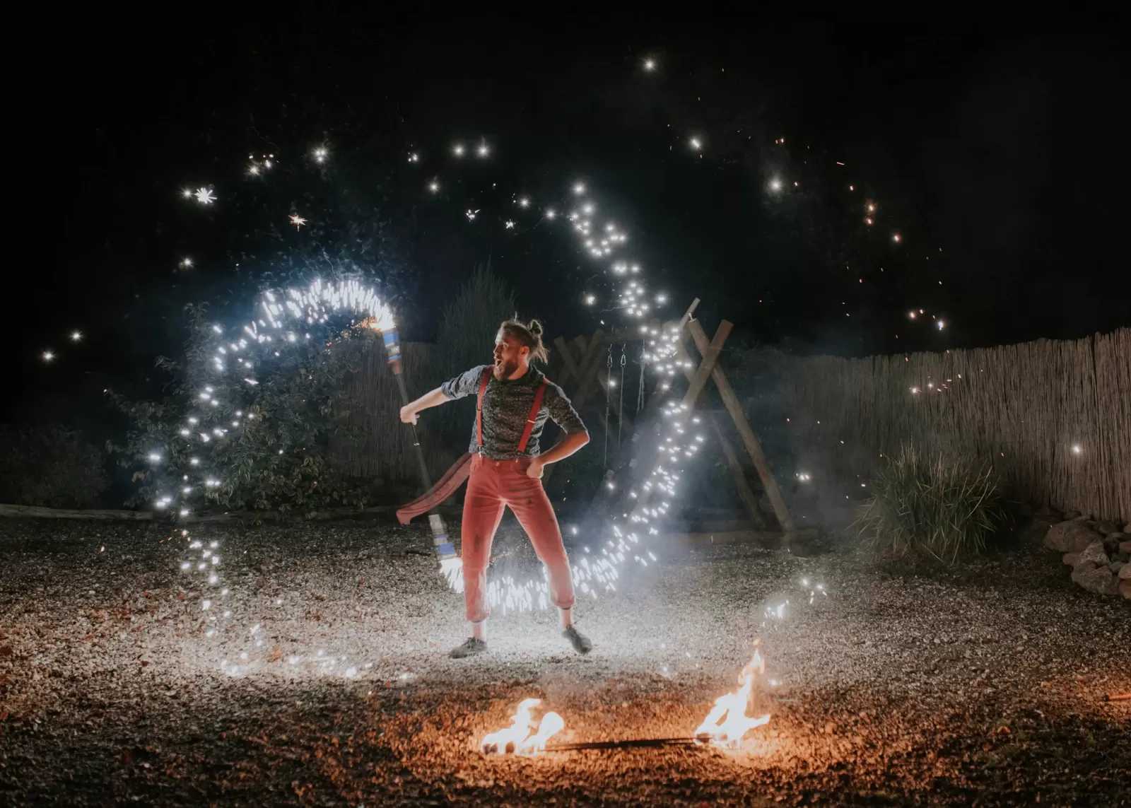 zdjęcie mężczyzny podczas spektaklu ogniowego